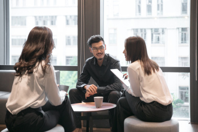 三名商务人士在会议室开会讨论