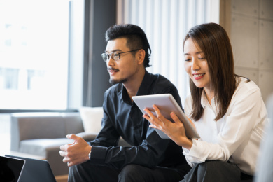 一名男性商务人士在会议中面对同事发言