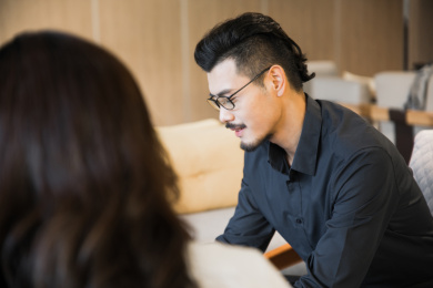 两个商务人士在会议室开会