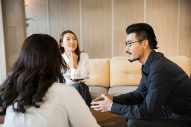 一名男性商务人士在会议中面对同事发言