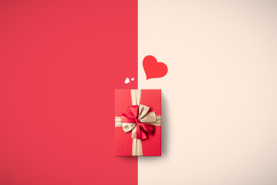 放在彩色背景里的礼盒和爱心图形，极简风格
