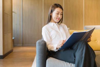 一位商务人士在公司看文件