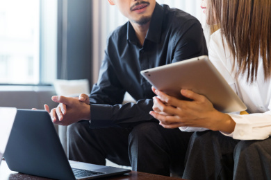 商务团队交流谈判局部特写
