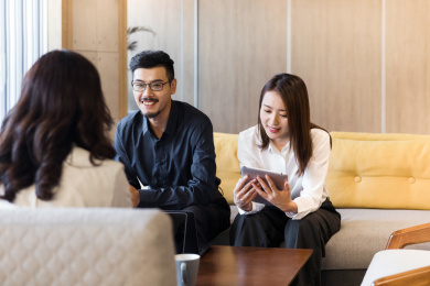 商务团队面对面工作交流谈判