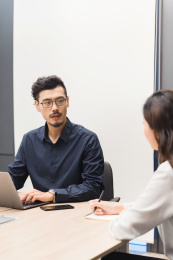 商务人士在办公室面对面交流工作