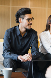 一位商务人士正在和同时交流