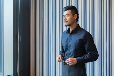 一位商务人士站在窗边职业形象半身肖像照