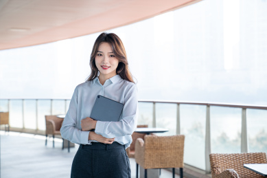 一名年轻的女性在商场外走廊上站立