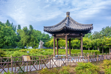 中国山东省潍坊市青州古城偶园内的凉亭