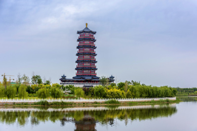 中国山东省淄博市孝妇河湿地公园齐风塔