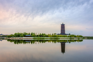 中国山东省淄博市孝妇河湿地公园齐风塔日暮风光
