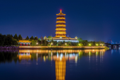 中国山东省淄博市孝妇河湿地公园齐风塔夜景