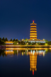 中国山东省淄博市孝妇河湿地公园齐风塔夜景