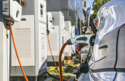 新能源汽车充电站和正在充电的电动汽车