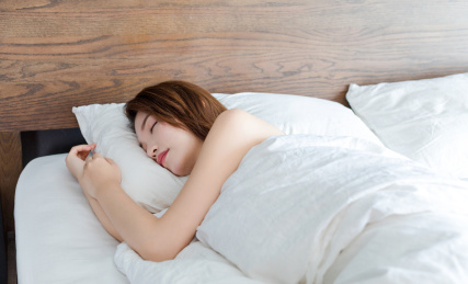 一名年轻女性在卧室里熟睡