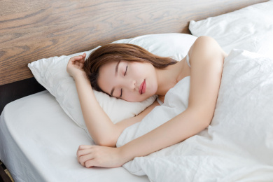 一名年轻女性在卧室里熟睡