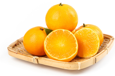  白底上放着一篮新鲜爱媛38号果冻橙  