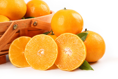 白底上放着一堆新鲜爱媛和爱媛切面