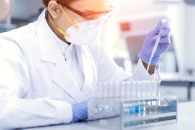 女性科学家在实验室中做实验