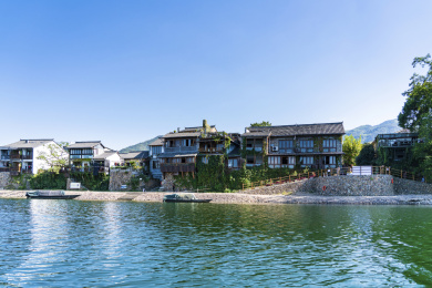 浙江省丽水市古堰画乡瓯江岸边的民居