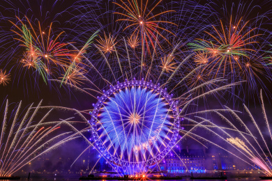 2019年1月1日,英国伦敦在泰晤士河畔举行了一年一度的传统大型跨年烟花表演。