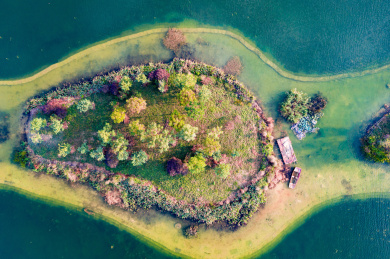 南宁南湖公园湖里岛屿航拍