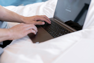 使用移动设备的一位年轻男性