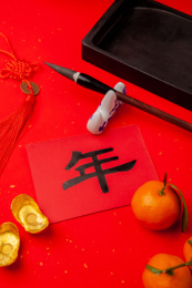 红色背景上的新年饰品