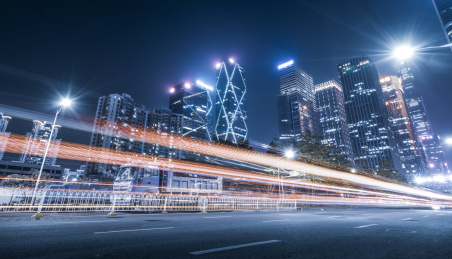 深圳现代建筑夜景和城市街道车流光影轨迹