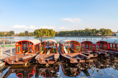 北京什刹海西海湖面上的游船