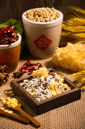 用木盒子装着的养生五谷腊八粥