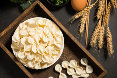 面食蝴蝶面，旁边还放着鸡蛋麦穗