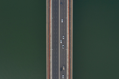 俯瞰车辆在南宁良庆大桥上穿行