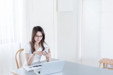 使用手机的年轻女孩