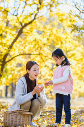 秋季在户外出游的中国家庭人像