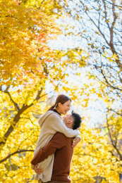 秋季在户外出游的中国家庭人像