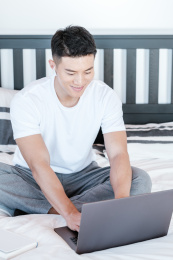 穿着白色半袖的年轻东方男性生活人像