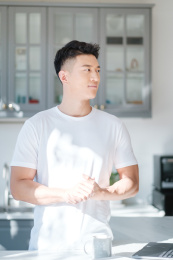 穿着白色半袖的年轻东方男性生活人像