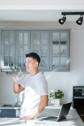 穿着白色半袖的年轻东方男性生活人像