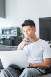 穿着白色半袖的年轻东方男性生活人像