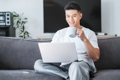 穿着白色半袖的年轻东方男性生活人像