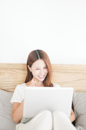 穿着白色半袖的年轻东方女性生活人像