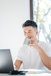 穿着白色半袖的年轻东方男性生活人像