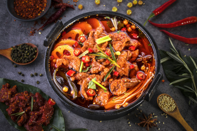 放在砂锅中的四川成都美食冒菜