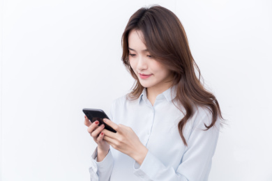 正在使用手机的年轻白领