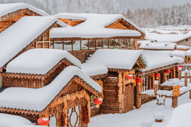 中国东北雪乡冬季积雪的小木屋