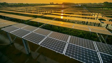 航拍日出阳光照射在户外的太阳能光伏基地