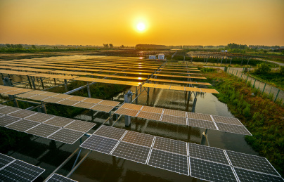 航拍日出阳光照射在户外的太阳能光伏基地