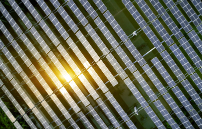 航拍建设在湖面的太阳能光伏