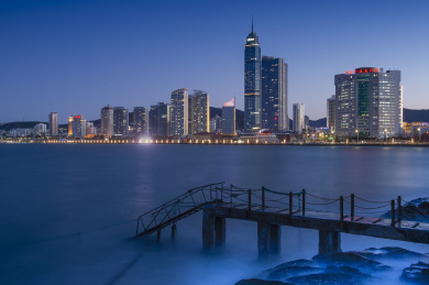 中国山东烟台市滨海广场城市天际线